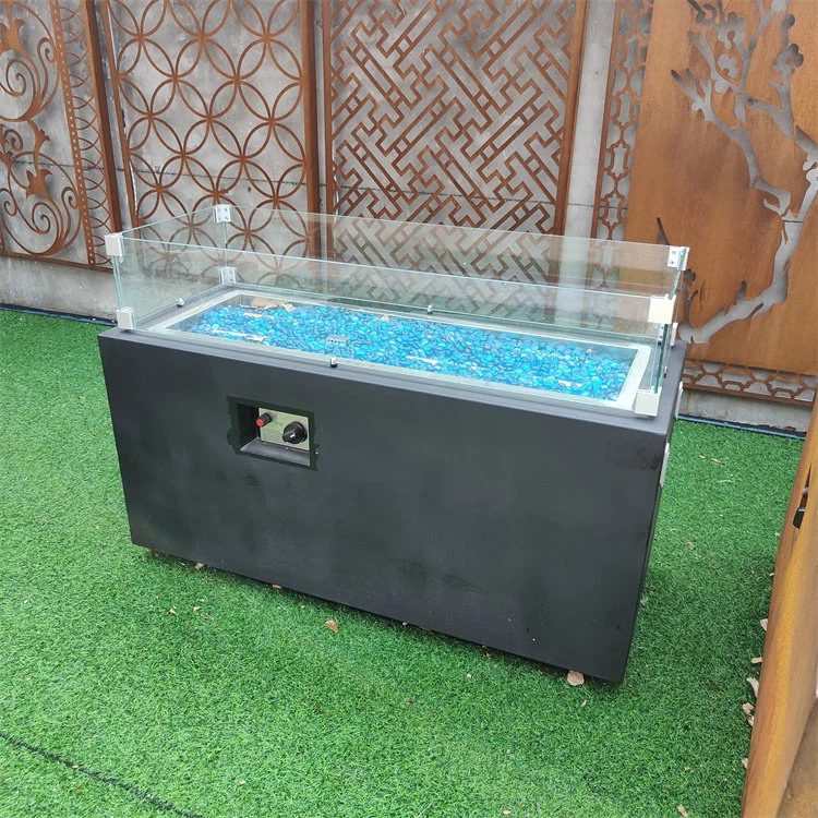 Kwadratowe palenisko na patio przydomowym