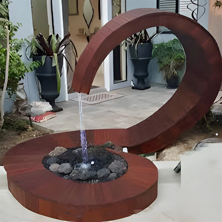 Zardzewiały metalowy element wodny